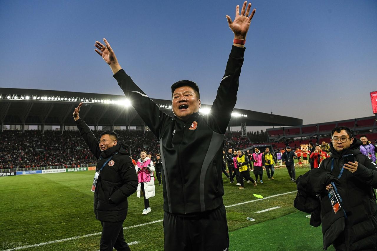 熊猫体育下载-争议！邵佳一斩获金帅奖只因当了国足主帅？李金羽于根伟更有资格