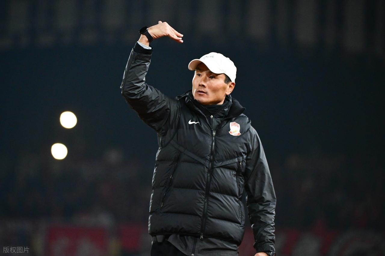 熊猫体育下载-争议！邵佳一斩获金帅奖只因当了国足主帅？李金羽于根伟更有资格